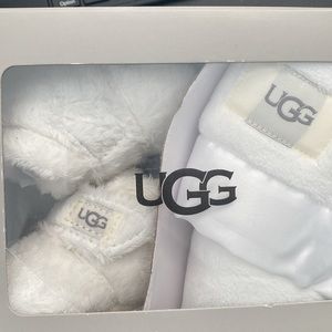 Baby ugg box set shoes and lovey